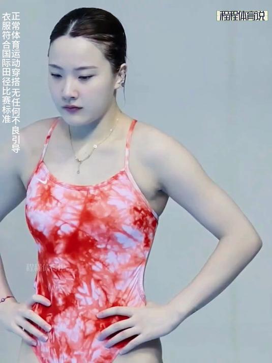 湿发甩水的上岸动图,湿身战袍贴出鲨鱼线腰臀比
