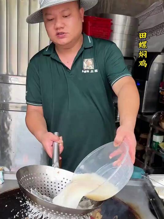 田螺焖鸡 民间流传有这样一道小众的菜品，田螺焖鸡