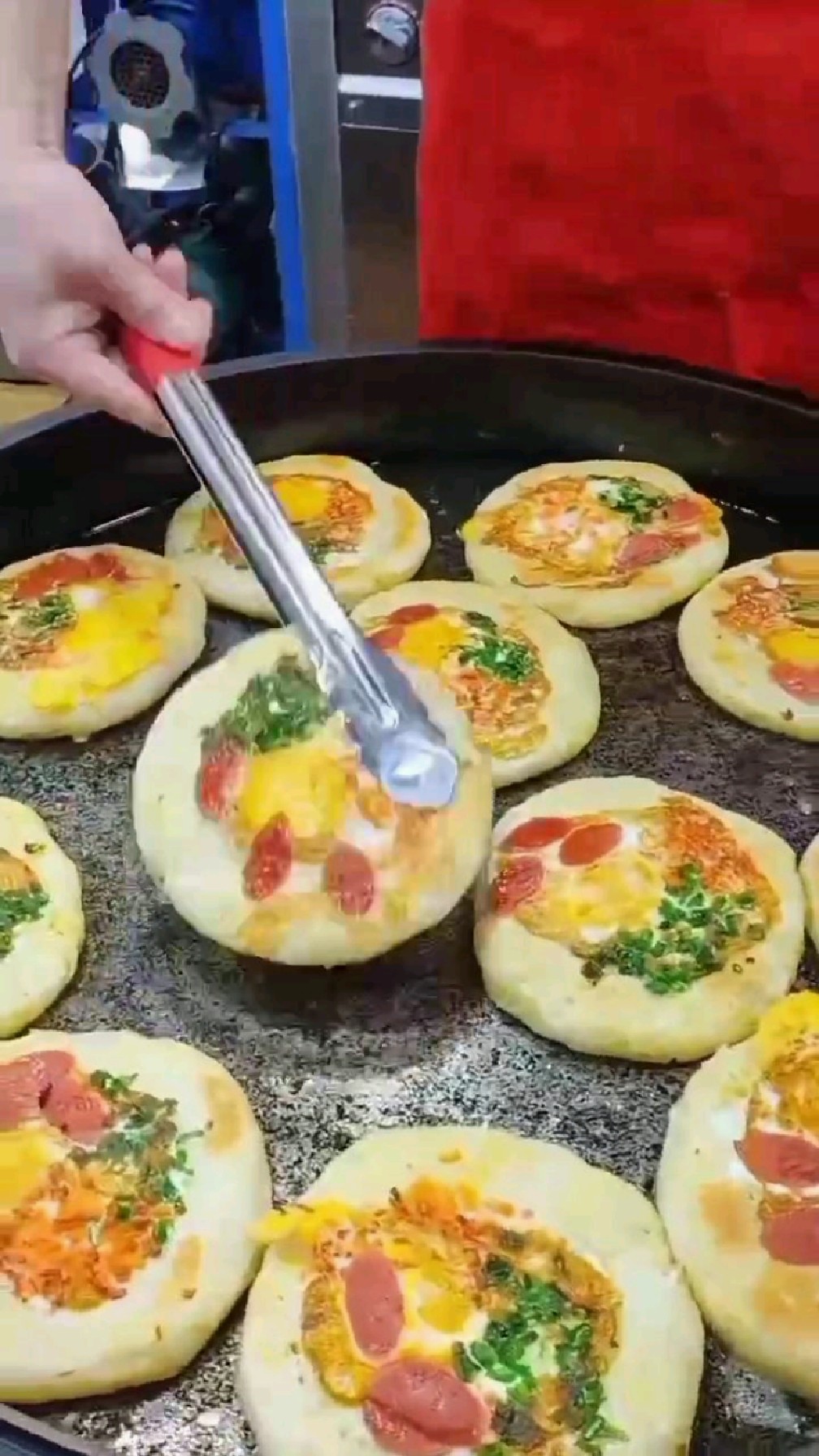 这鸡蛋饼不但好吃,还美得跟画一样。