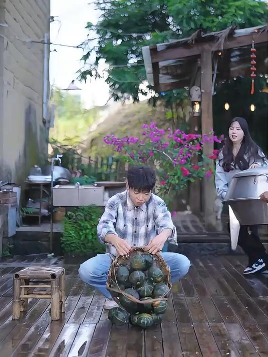 南瓜跟糯米真的是绝配夜晚吃上一盅南瓜糯米饭配银耳汤 值了!