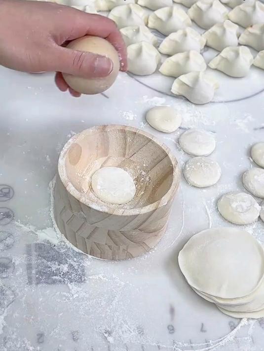 包水饺的一定要准备一个压饺子皮神器,轻轻转一转又圆又薄