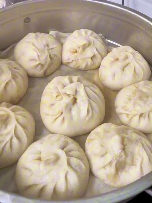 孩子们都爱吃我蒸的包子，今天蒸一锅芹菜肉包子，皮薄馅太好吃啦