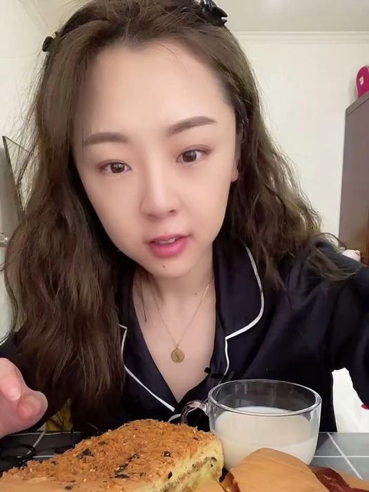 热乎现烤蛋糕出炉,香气直飘满屋