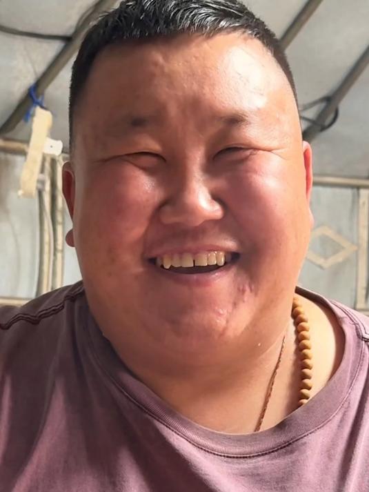 切开爆汁的羊肉肠,搭配上韭菜花,一口下去味道真是绝了