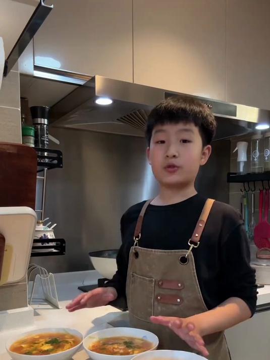 儿子说周六的早餐就交给我吧,他做了疙瘩汤,鸡蛋羹,和小凉菜