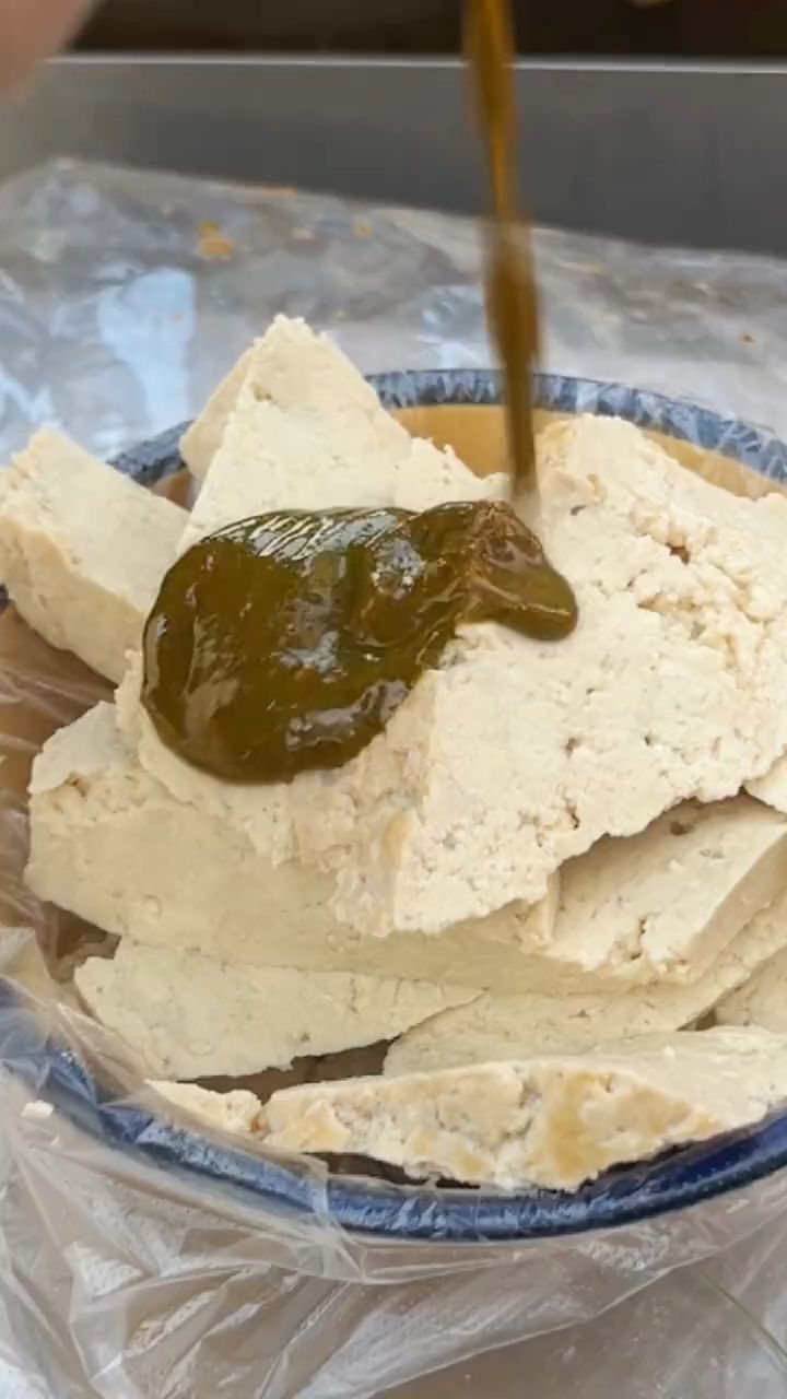 民间传统美食,热豆腐配香椿,真的太香了!