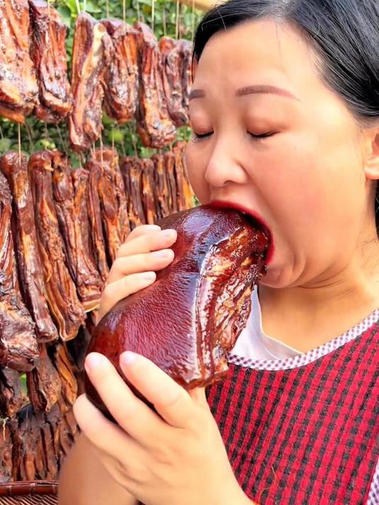 粮食土猪做的柴火烟熏腊肉