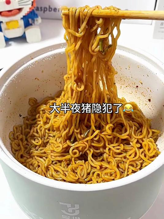 啊啊啊……这个小龙虾拌面太好吃了呀!