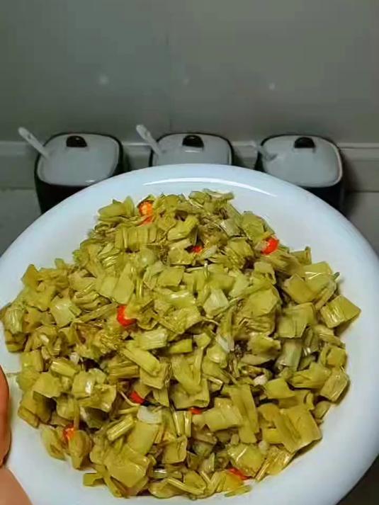 吃不完的空心菜梗,可以把它做成酸菜,发酵两天就可以吃