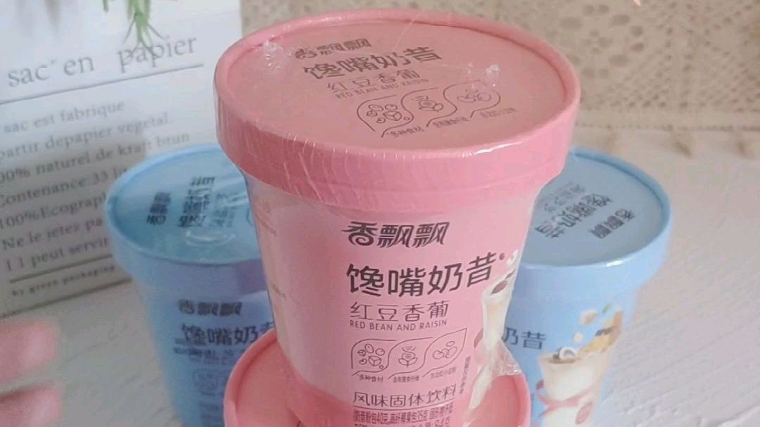 午后下午茶之奶昔  闲暇的春日午后,阳光暖洋洋哒~ 给自己来一杯下午茶,香飘飘一直是我的爱