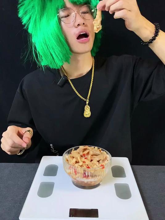 这无骨鸡爪真的是用老奶奶的牙啃的吗