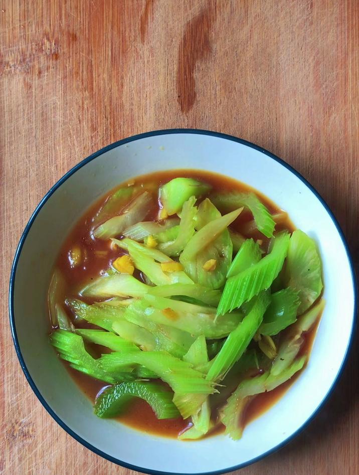 莴笋怎么炒才好吃,分享一道莴笋炒西芹