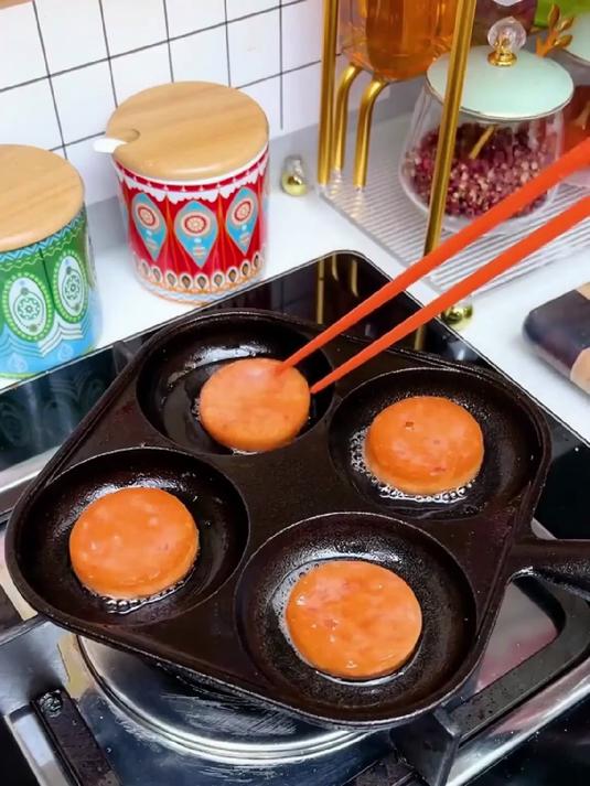 有了这个四孔煎蛋锅,一次性能煎四个完美的鸡蛋,不粘锅不糊锅!