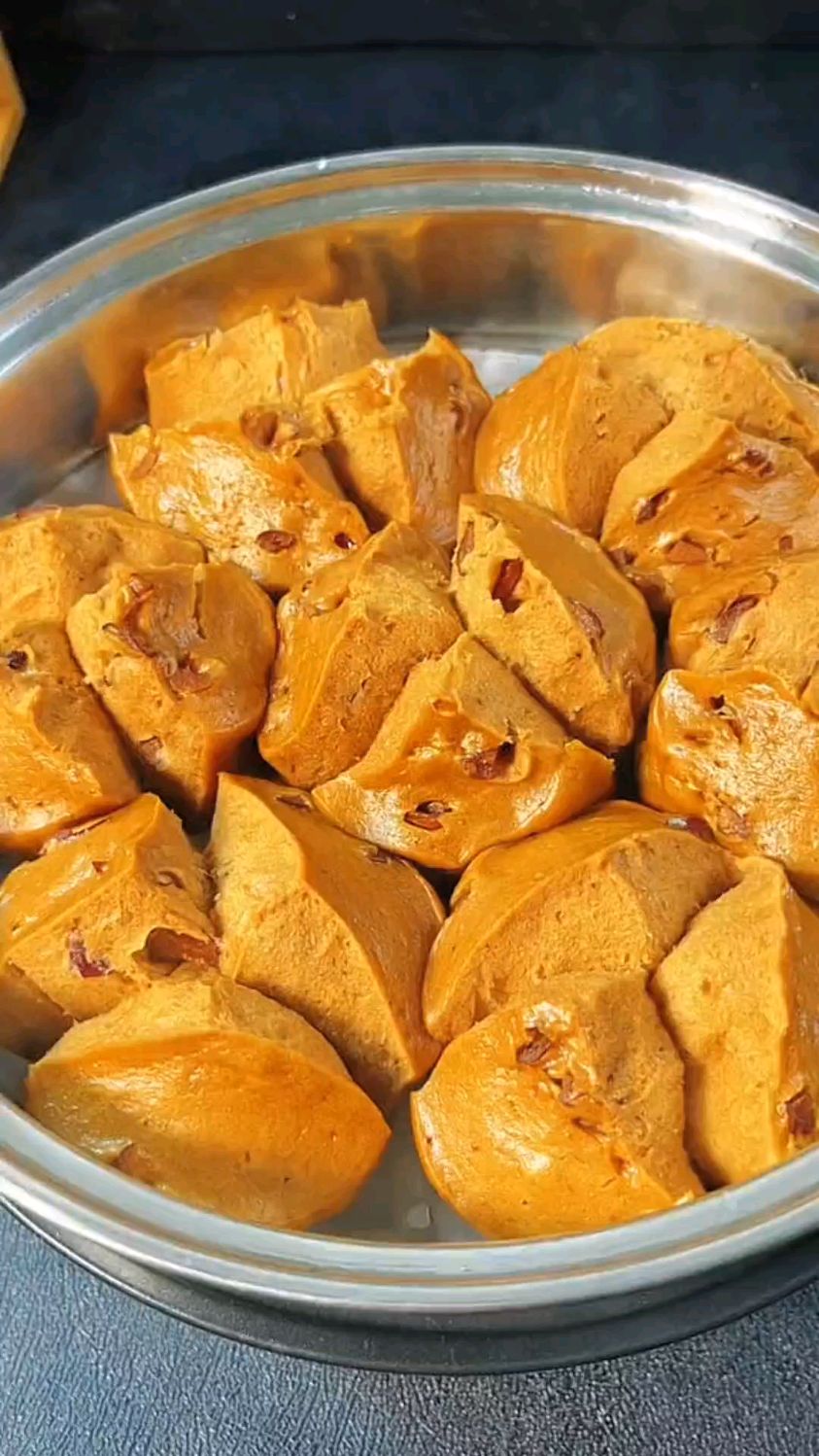 今天来做一个红糖大枣开花馒头,松软香甜,个个开花。