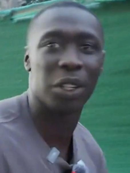 无语哥中国之旅首站来到北京,用毛笔字写下“你好中国”