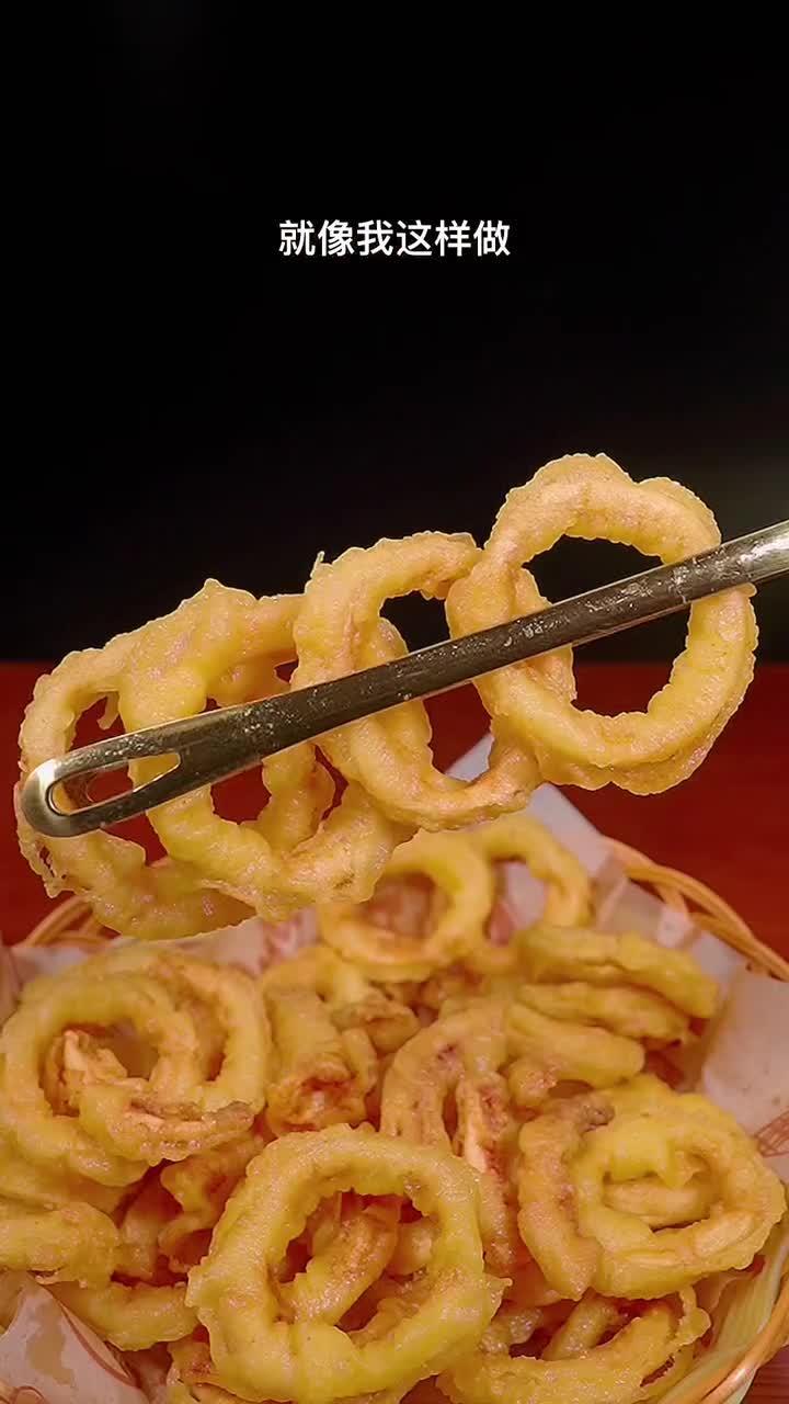 这样做的炸鱿鱼圈,香酥脆嫩,非常的好吃,喜欢的做起来吧