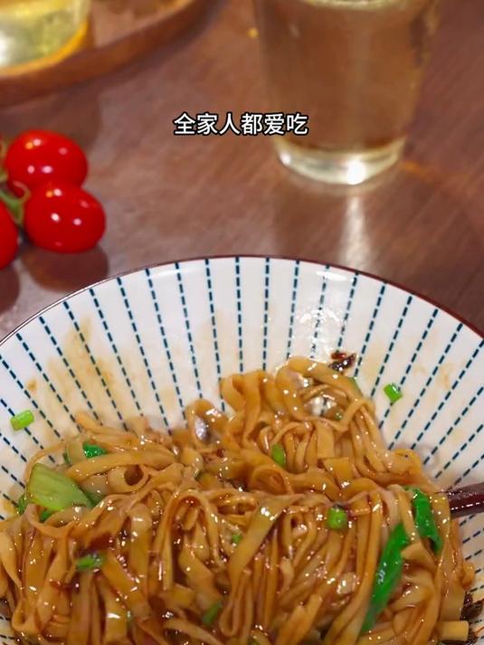 葱香浓郁、热气腾腾的葱油拌面，简单又好吃