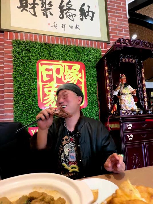 威爷吃油饼 这口家常菜真好吃 大油饼真棒