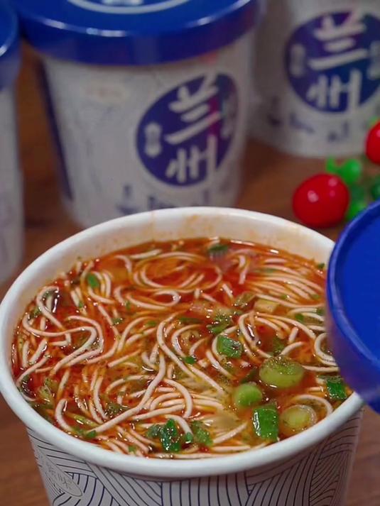 桶装兰州拉面自带醋包!淋两勺提鲜,酸香混肉汤