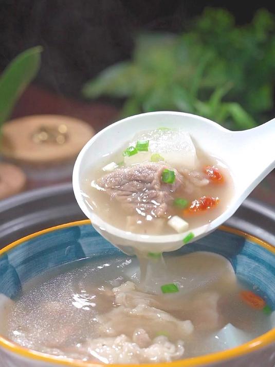 家常版清炖牛腩萝卜汤，汤鲜味美，在家有锅就能做