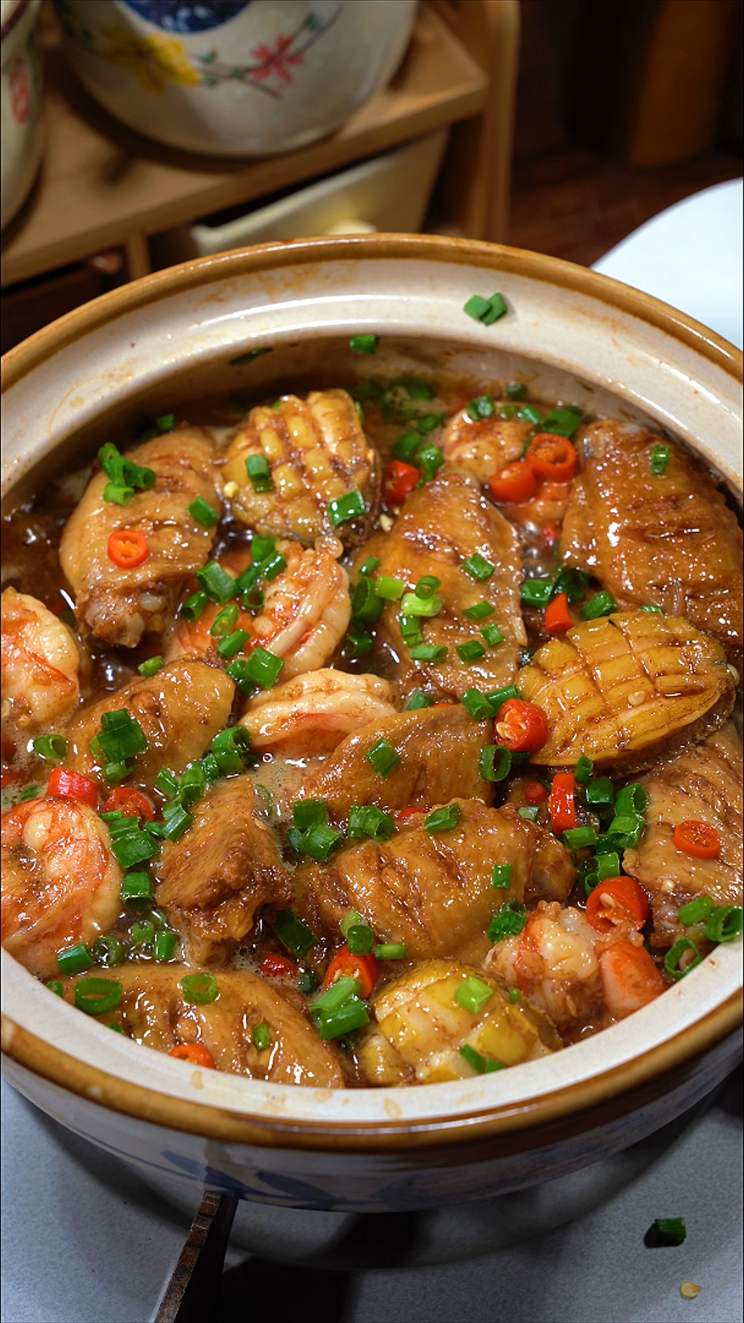 每次去广式餐厅,我们家都要点这道鲍鱼虾仁鸡翅煲,做法简单,鲜香美味又下饭