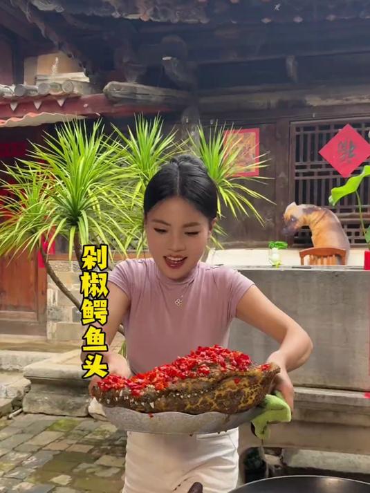 看我云南老婆如何做剁椒鳄鱼头