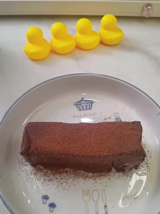 原来这么简单就能做出在外面吃不起的巧克力冰山熔岩蛋糕