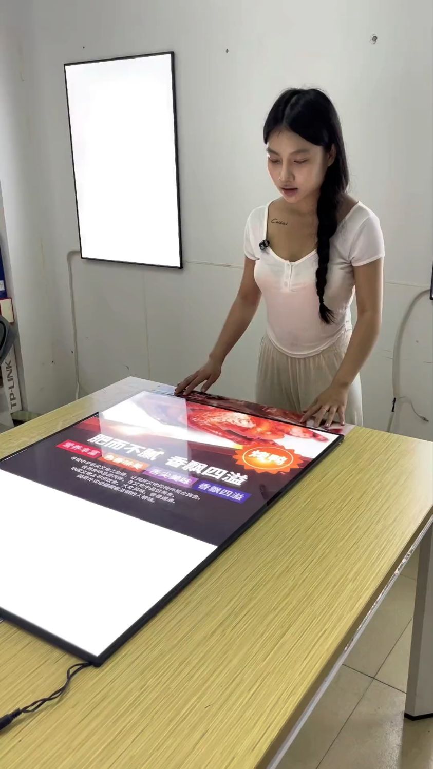 多个产品多个菜品适合多个超薄灯箱一起显示非常亮眼