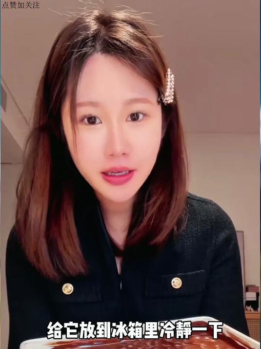 本想DIY一块焦糖榛子巧克力，结果是没想到怎么取不下来了