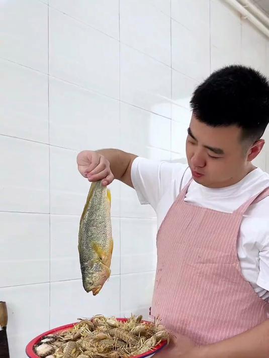 土鸡汤也太鲜了,还做了炸爬虾太绝了