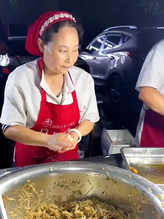 今天吃了个长这么大以来馅料最多的肉盒