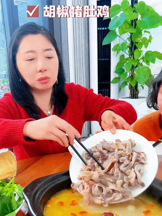 冬天总是手脚冰凉又怕冷,是时候来一锅热乎乎的胡椒猪肚鸡了!