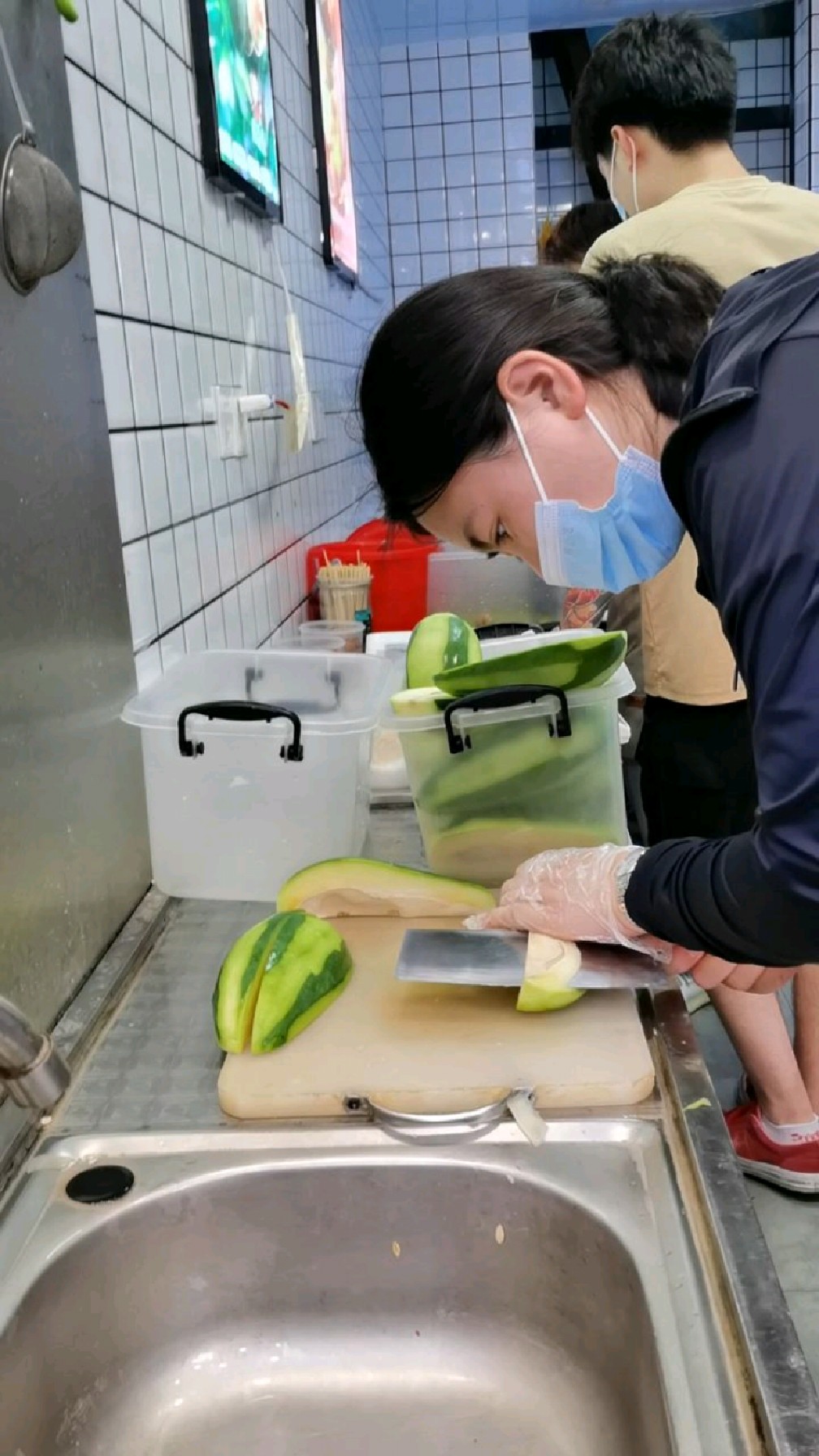 扬州美女到酸益点酸嘢店学酸嘢的做法和配料纪录视频她学得很认真!