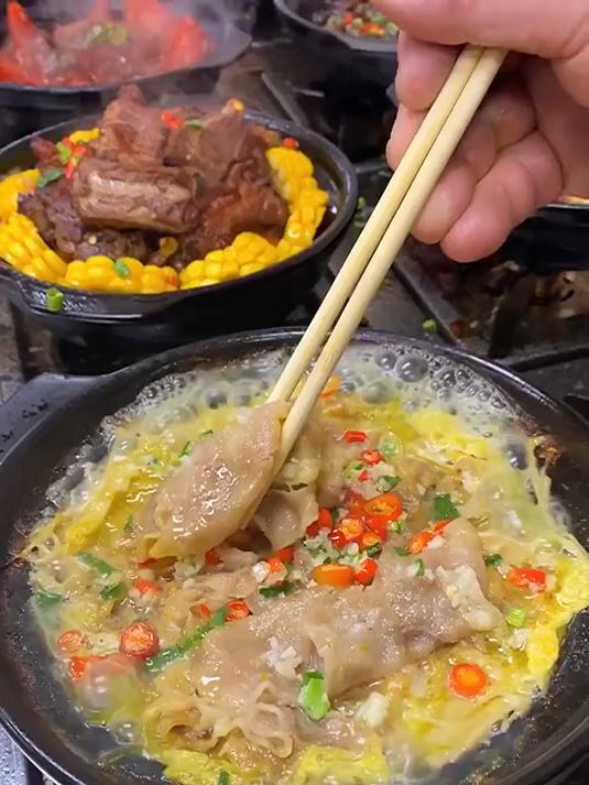 砂锅菜,麻辣鲜香应有尽有,看看这金汤肥牛怎么样?