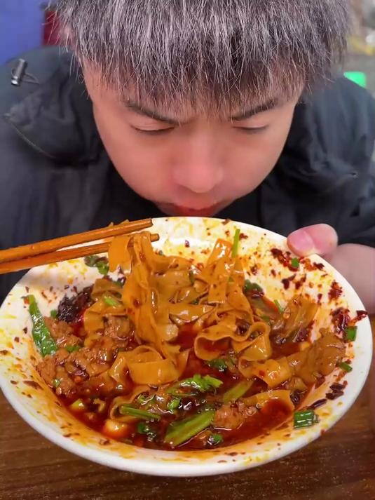 重庆的水煮牛肉面,浓香麻辣的特色早餐,开启山城新味觉之旅
