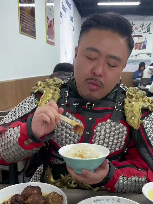 对方肉重新定义 穿35斤的盔甲尅把子肉是种什么体验