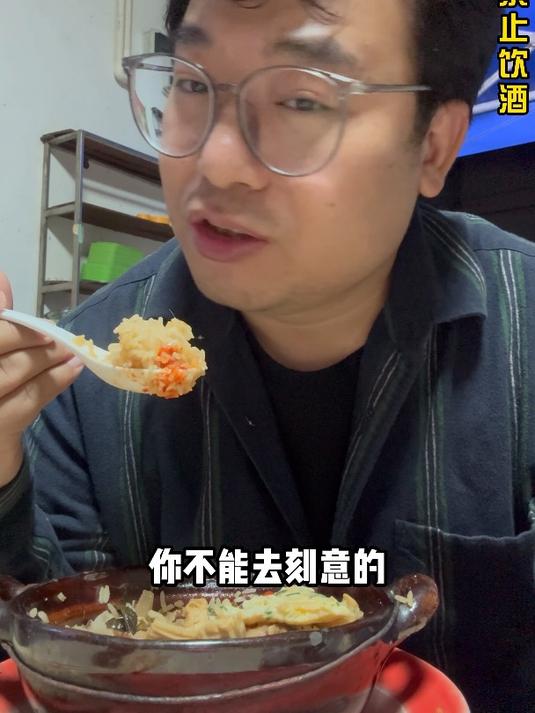 雷州20年的煲仔饭,17块量大肉足,配当地米酒,太解馋了