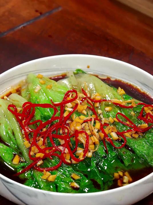 翠绿可口的白灼生菜