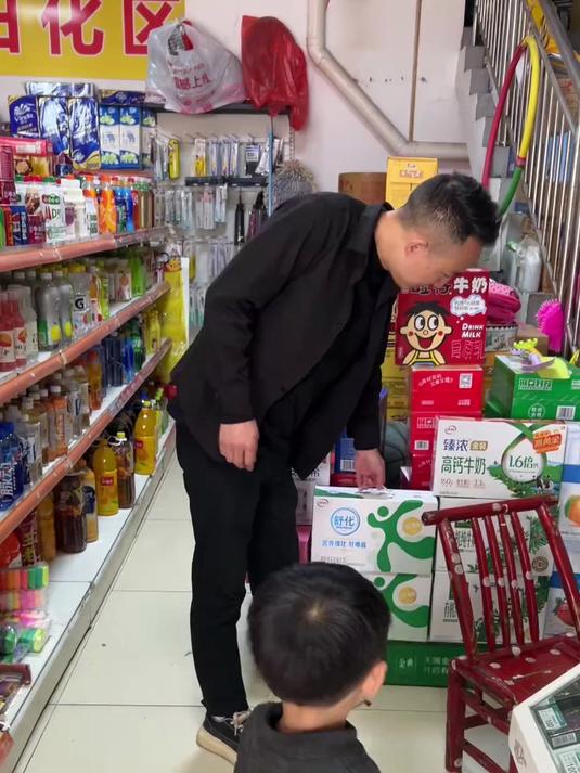 老鸭带着小鸭来到湖南,小鸭鸭终于见到妈妈了