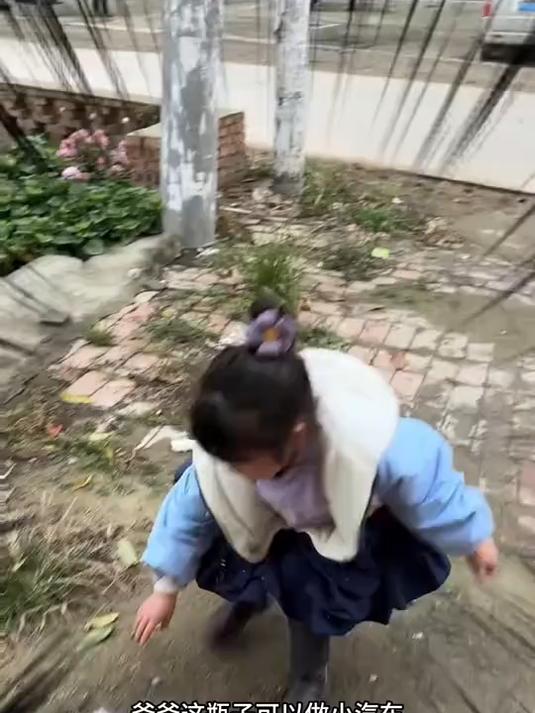 教你们用瓶子做小汽车