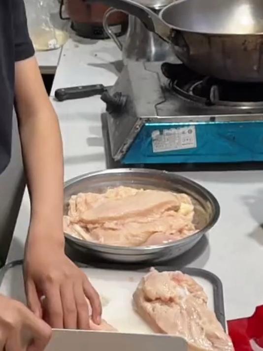 小女孩用鸡胸肉做香肠,自己在家做的安全又放心