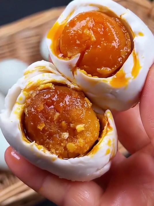 谁能拒绝广西咸鸭蛋啊？追剧吃根本停不下来？