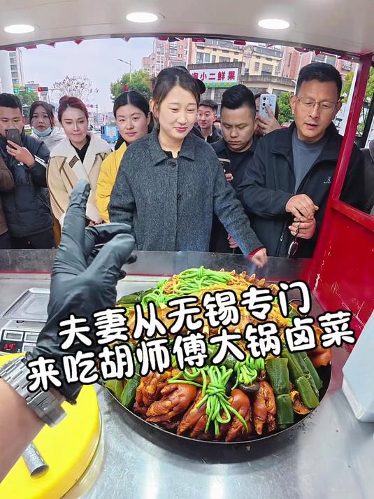 九零后小伙在县城摆摊卖卤菜
