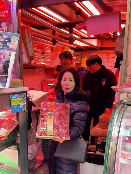婆婆买了上等的韩牛说要给我做烤肉吃～又香又嫩