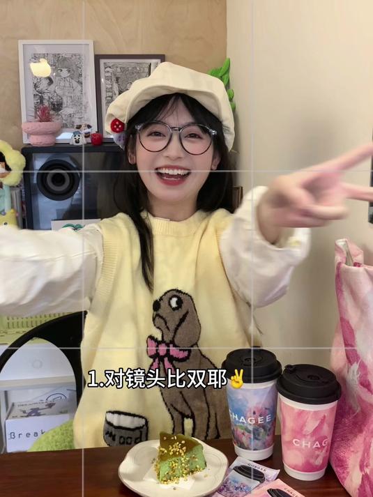 超适合i人的小幅度咖啡店拍照姿势