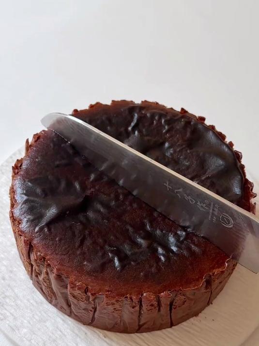 做法很简单,超浓郁的巧克力软心巴斯克,酸甜的树莓流心果酱