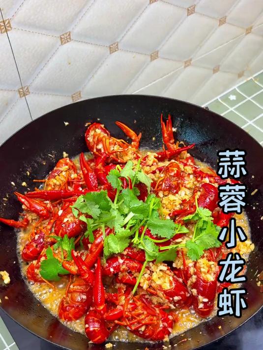 今天安排了一锅不辣的蒜蓉小龙虾
