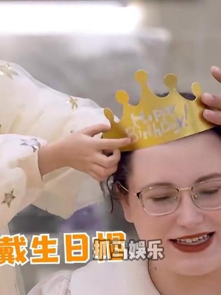佳佳做生日蛋糕,给妈妈戴生日帽,幸福具象化!丨我们的爸爸