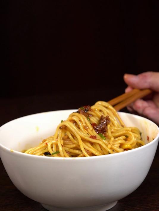 甜辣肉酱和凉爽面条完美结合,根本停不下来
