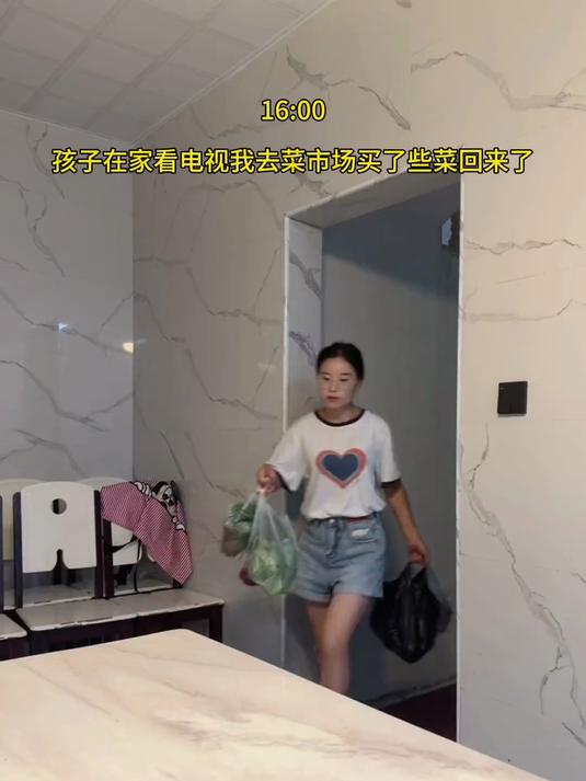两孩子孩子在家看电视,我去菜市场买些菜回来,冬瓜炖肉片
